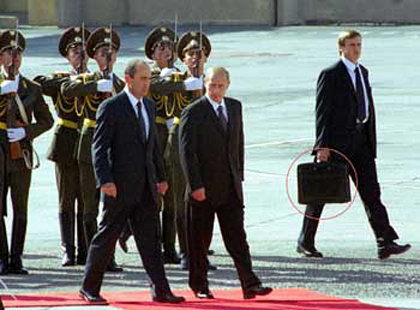 Что охранники президента скрывают в своих чемоданчиках?